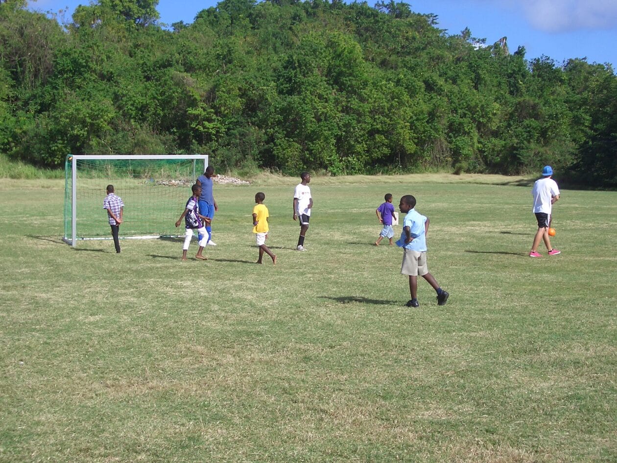 Kinder in Barbados spielen Fußball auf ein aufgebautes Tor