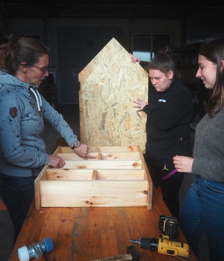 Sport-Thieme trainees build the insect hotel.