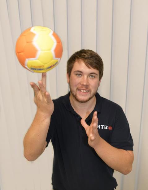 Philipp Deininger wirft einen Sport-Thieme Ball