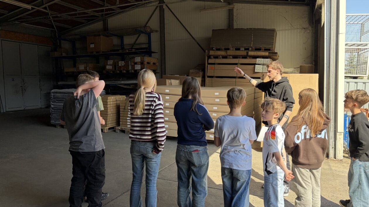 Students receive an introduction in Sport-Thieme’s wood production area.