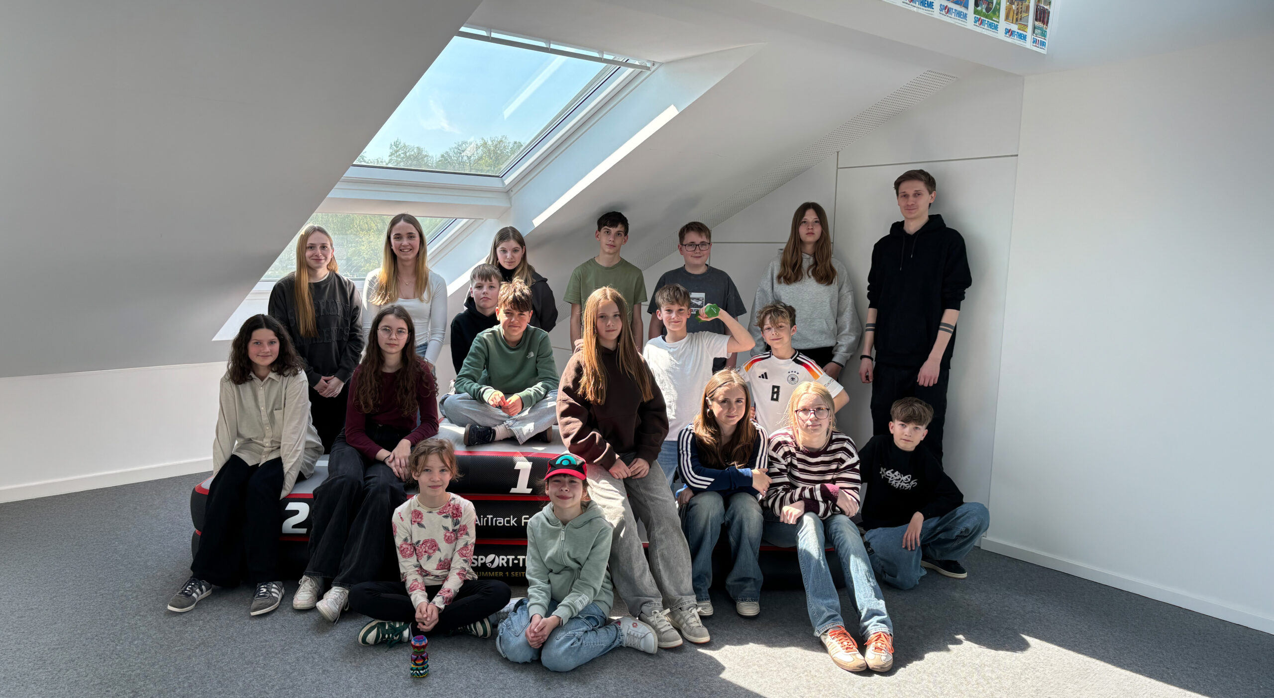 Group photo of participating students at Sport-Thieme’s Future Day 2026 in a bright room.