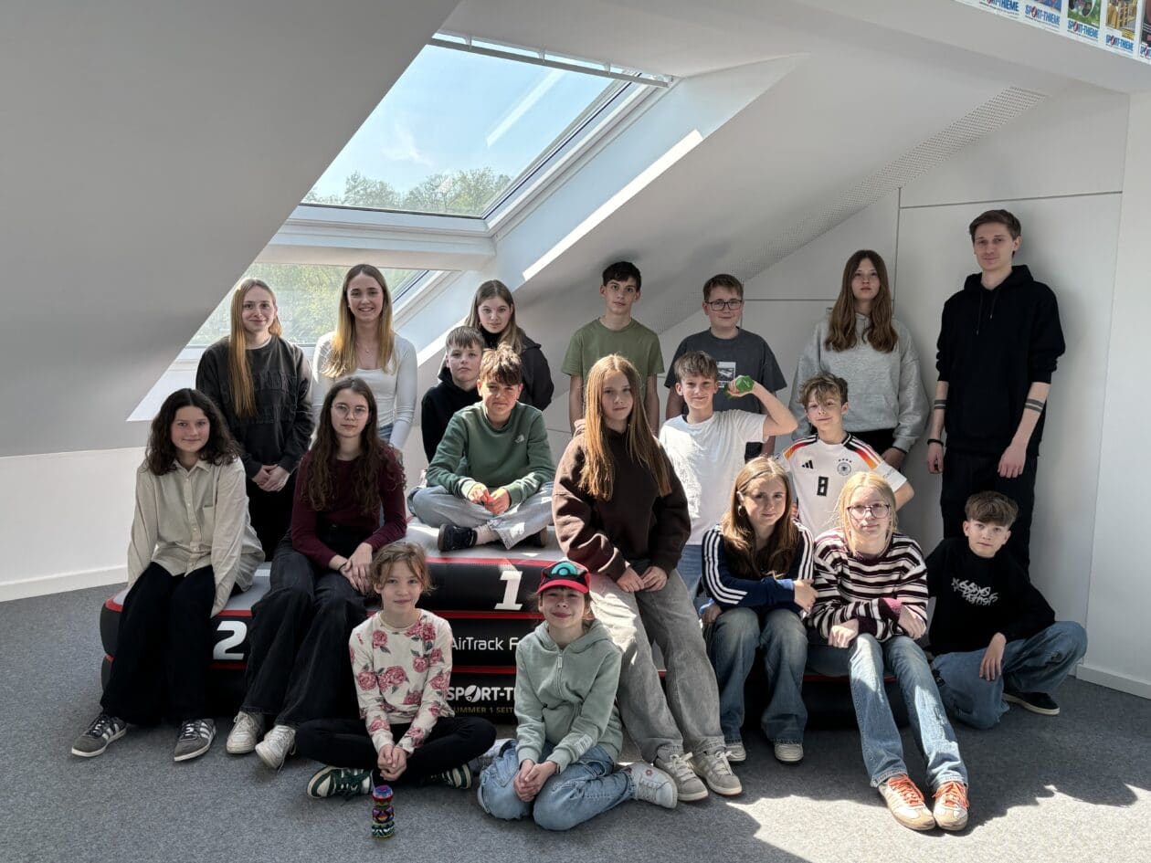 Gruppenfoto der teilnehmenden Schüler:innen beim Zukunftstag 2026 bei Sport-Thieme in einem hellen Raum.