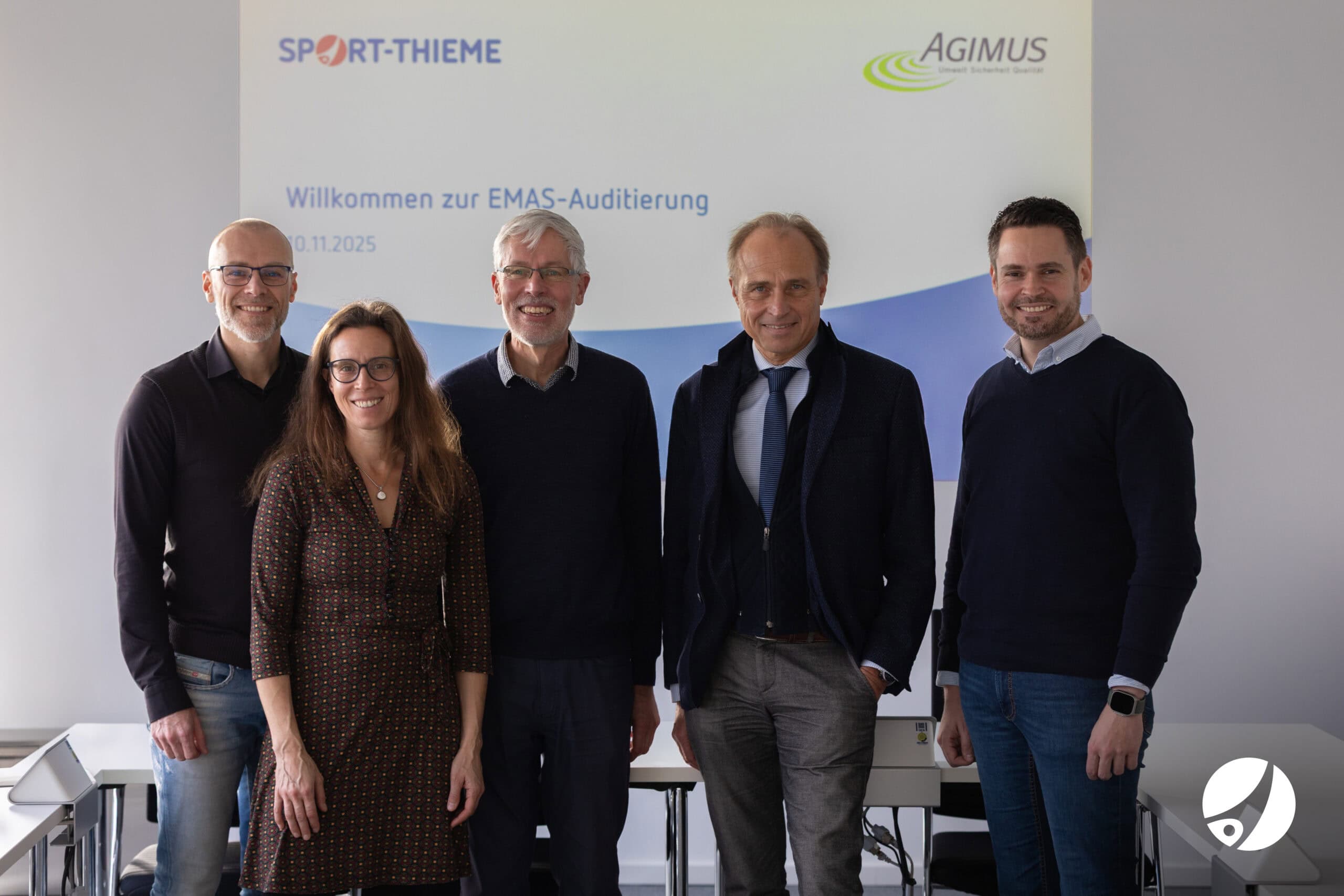 Gruppenfoto von Sport-Thieme Team und Prüfer zur EMAS-Auditierung