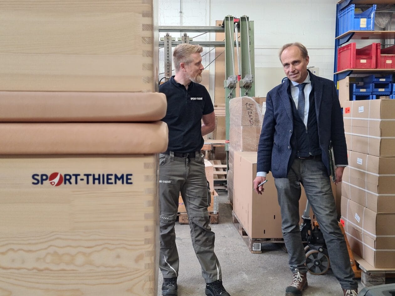 Sport-Thieme Mitarbeiter und Prüfer in der Holzfertigung während der EMAS-Auditierung