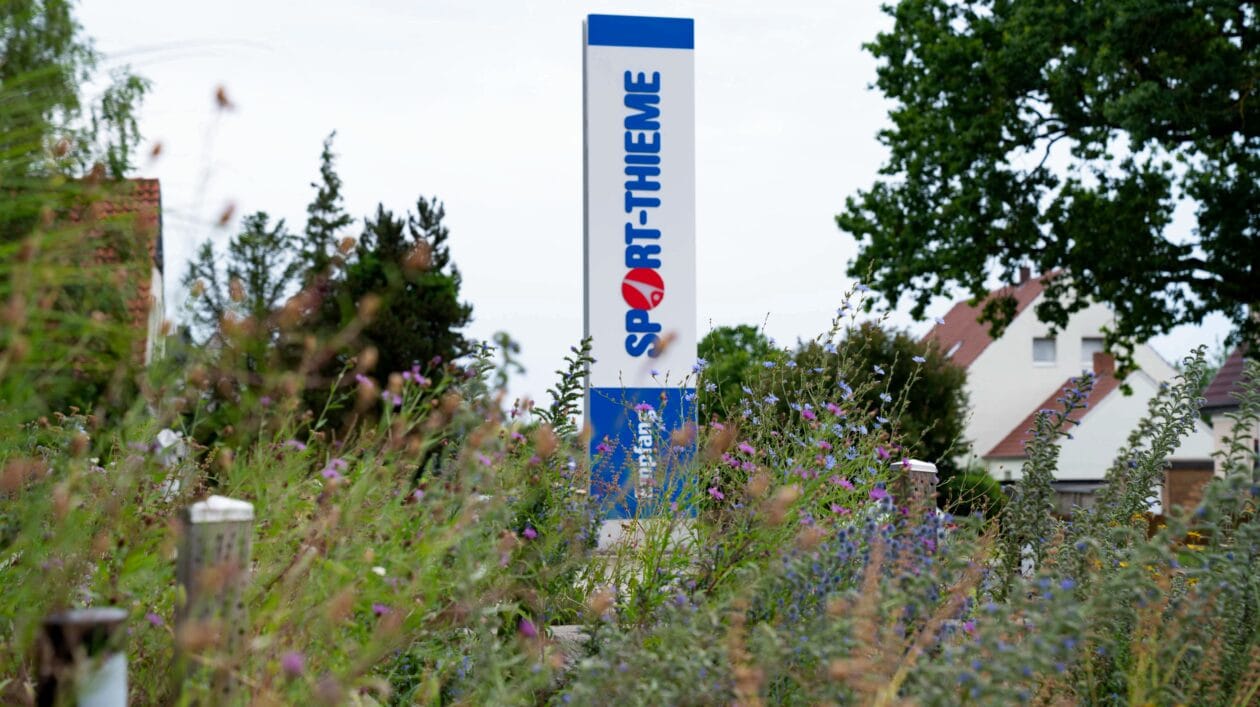 Blumenwiese am Empfangsgebäude