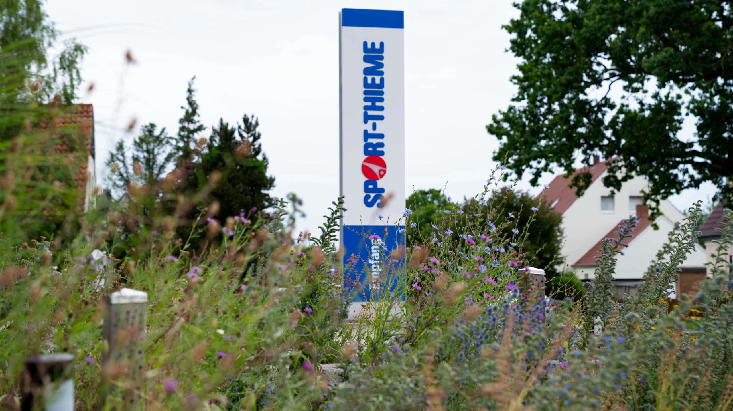 Blumenwiese am Empfangsgebäude