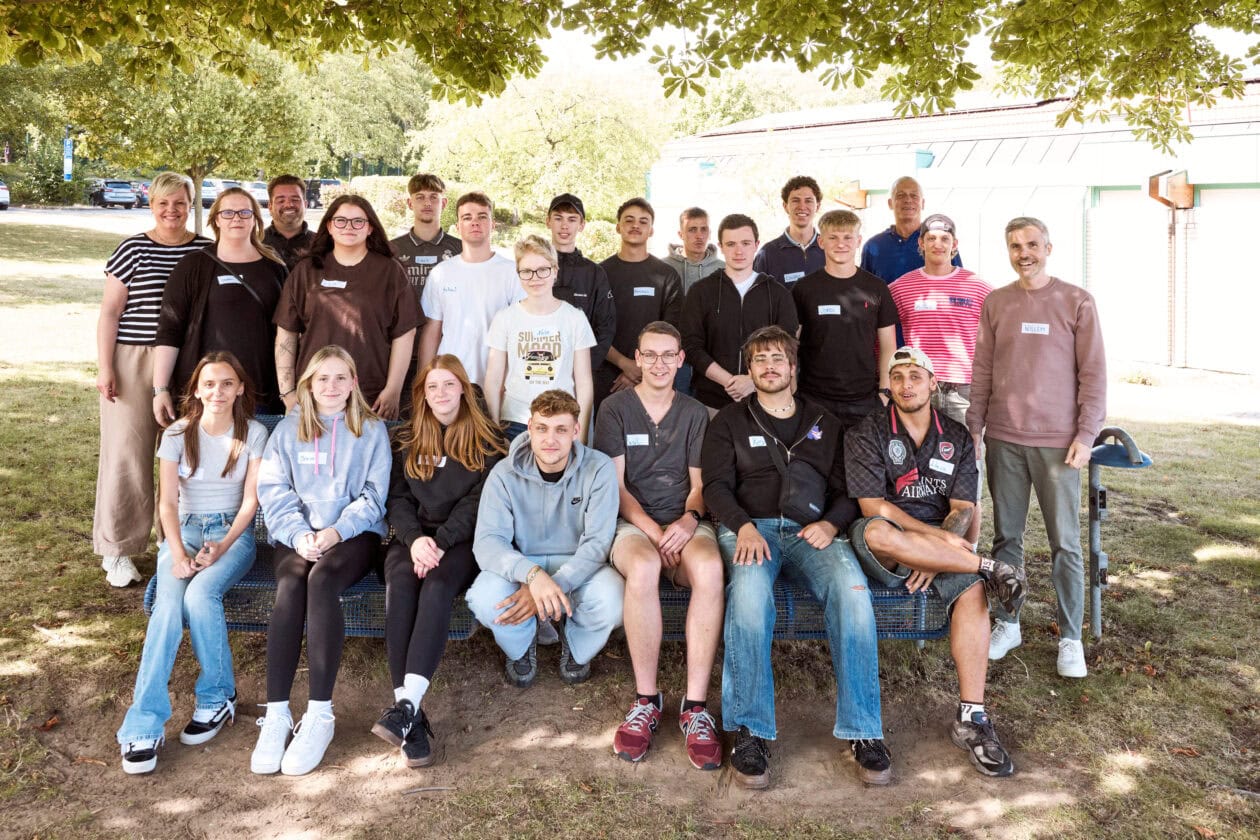 Sport-Thieme apprentices during the apprentice trip posing for a group photo outdoors as part of training and team building activities.
