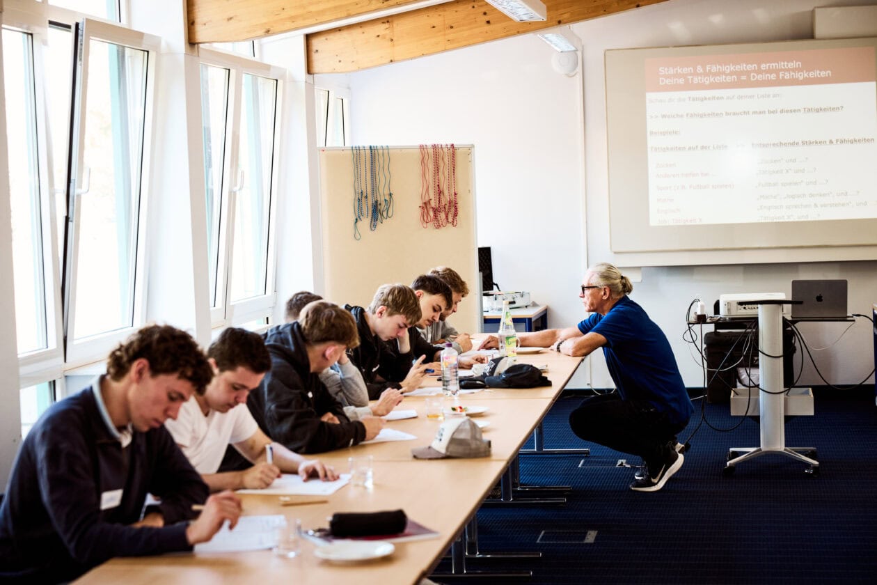 Sport-Thieme Auszubildende bearbeiten Aufgaben und reflektieren ihre Stärken während eines Workshops auf der Azubifahrt.